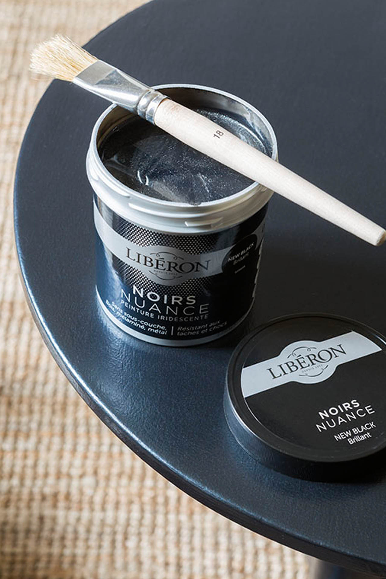 le-pinceau-d-artiste-pose-sur-pot-noirs-nuance le-pinceau-d-artiste-pose-sur-pot-noirs-nuance